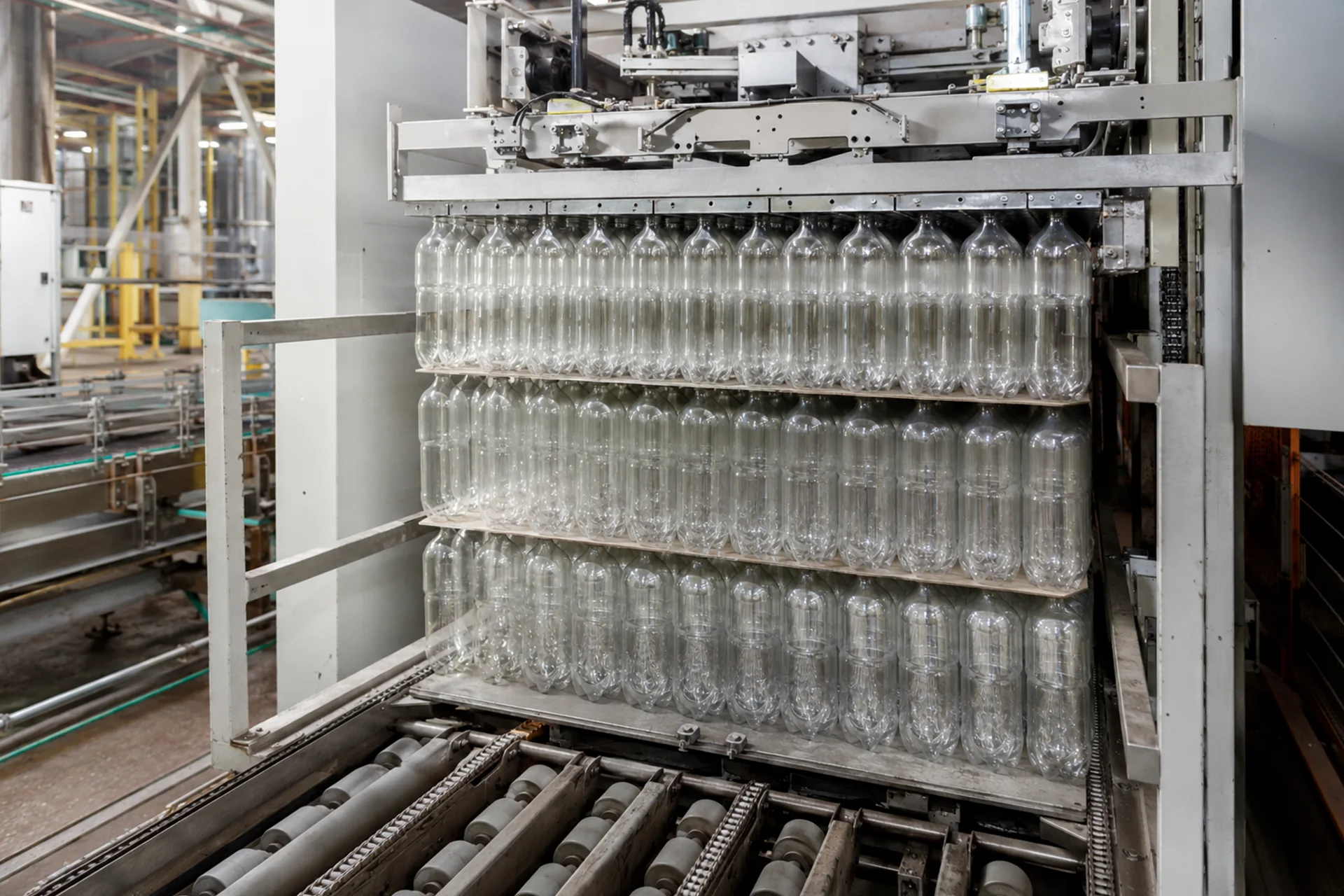 Formación de camas de botellas en paletizadora modernizada